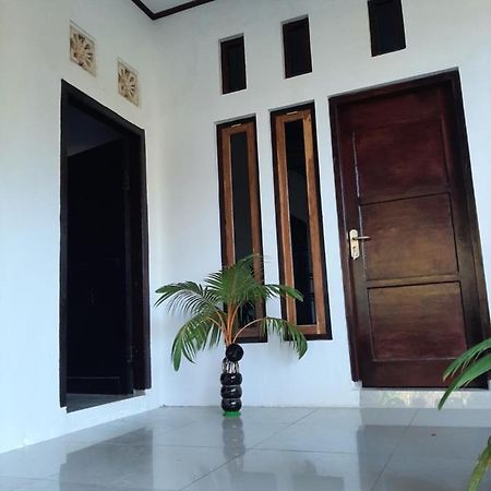 Riung Tiga Empat Tujuh Guesthouse מראה חיצוני תמונה