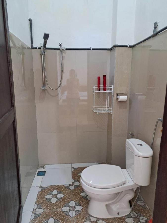 Riung Tiga Empat Tujuh Guesthouse מראה חיצוני תמונה