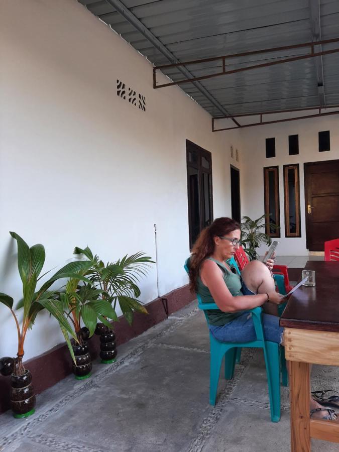 Riung Tiga Empat Tujuh Guesthouse מראה חיצוני תמונה