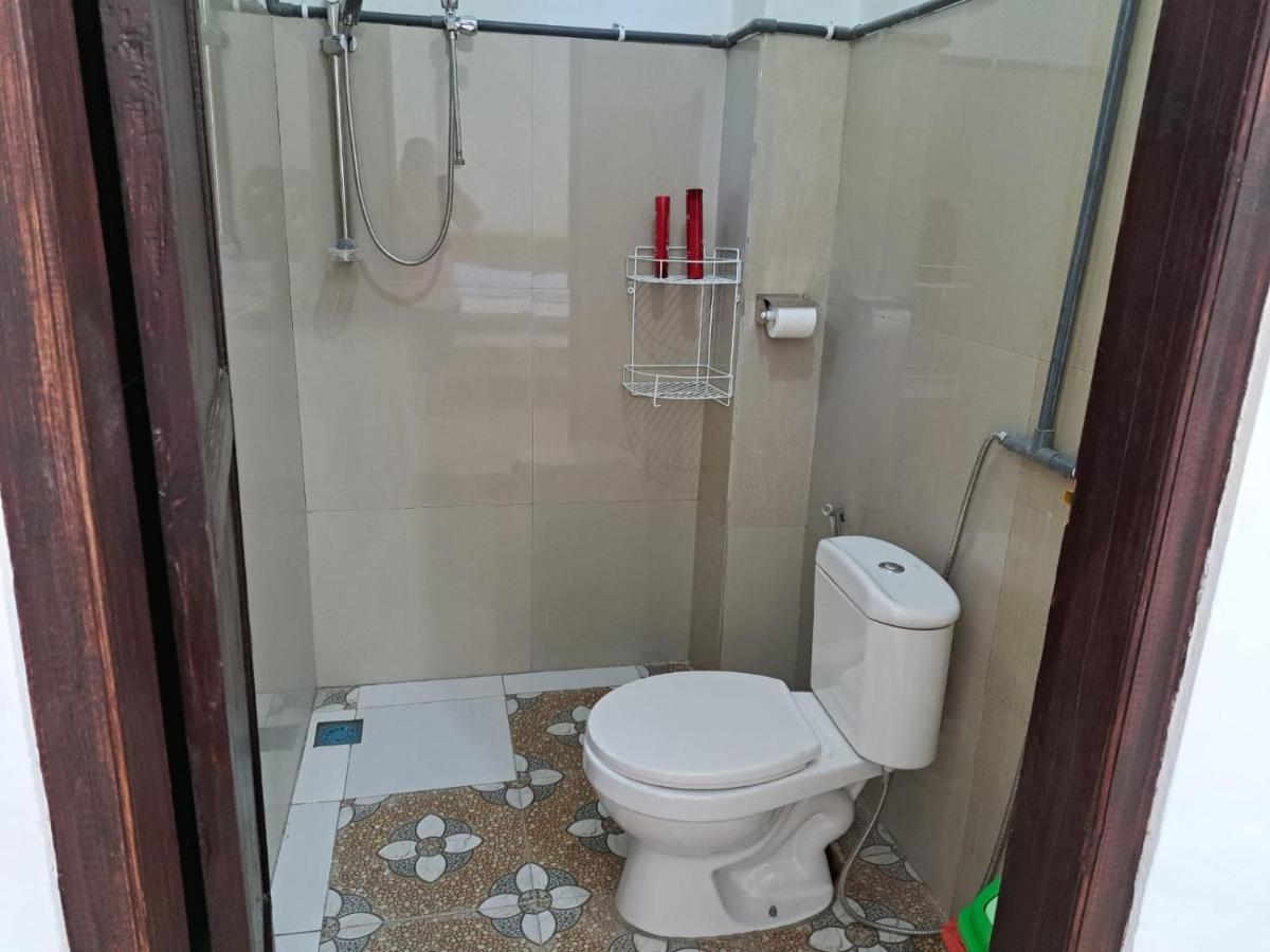 Riung Tiga Empat Tujuh Guesthouse מראה חיצוני תמונה