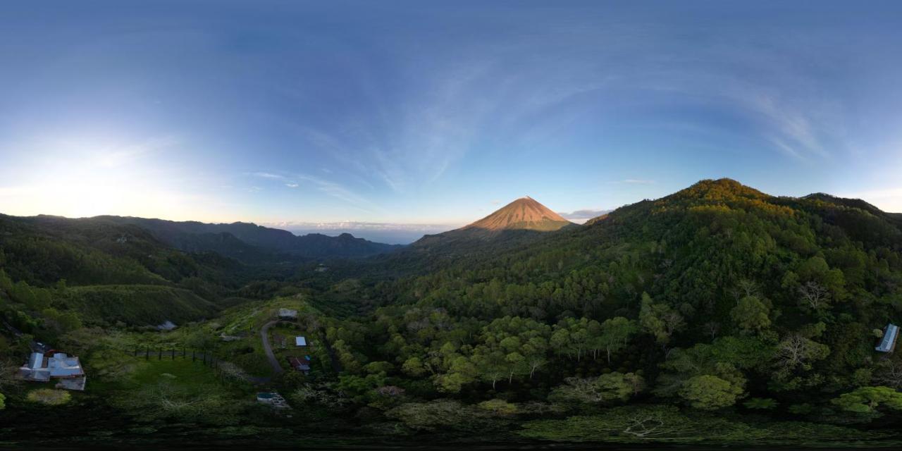 Riung Tiga Empat Tujuh Guesthouse מראה חיצוני תמונה