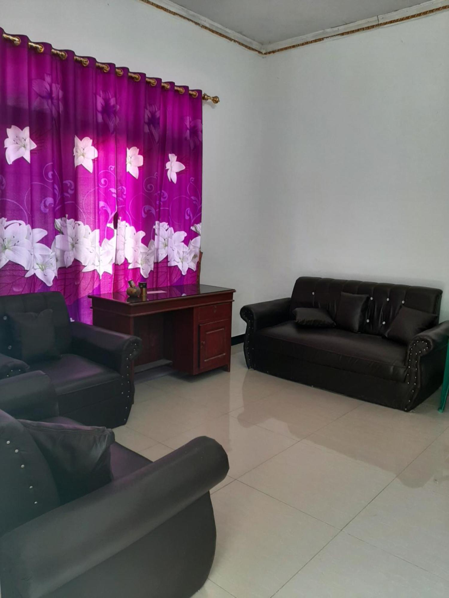 Riung Tiga Empat Tujuh Guesthouse מראה חיצוני תמונה