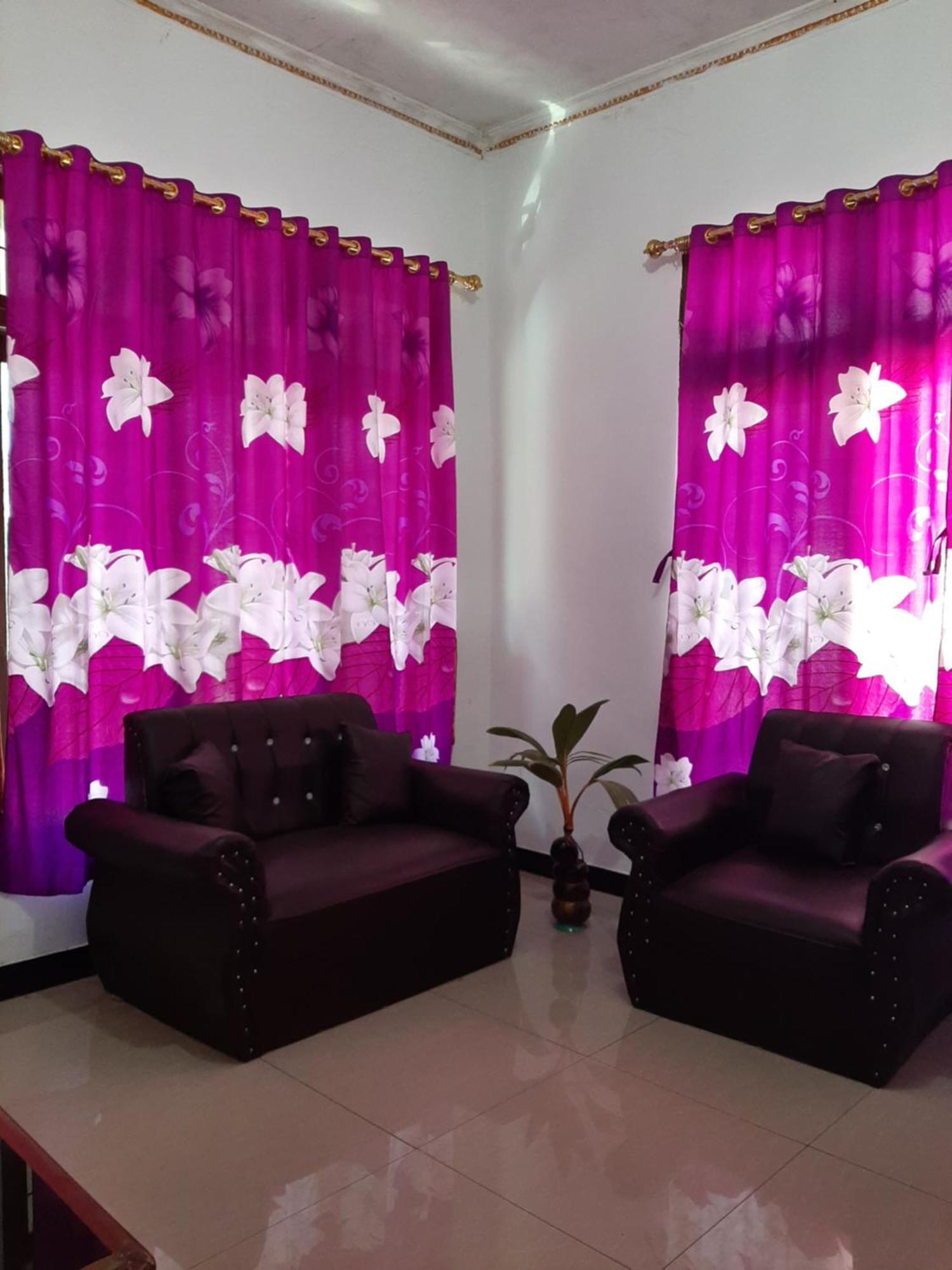 Riung Tiga Empat Tujuh Guesthouse מראה חיצוני תמונה