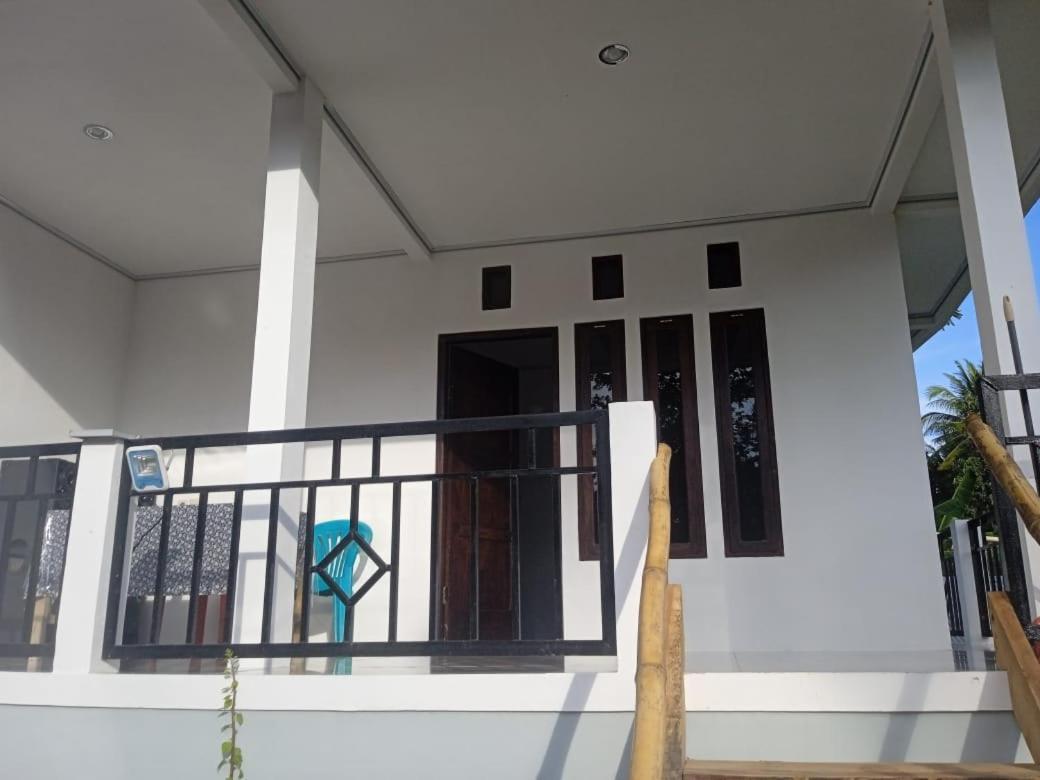 Riung Tiga Empat Tujuh Guesthouse מראה חיצוני תמונה