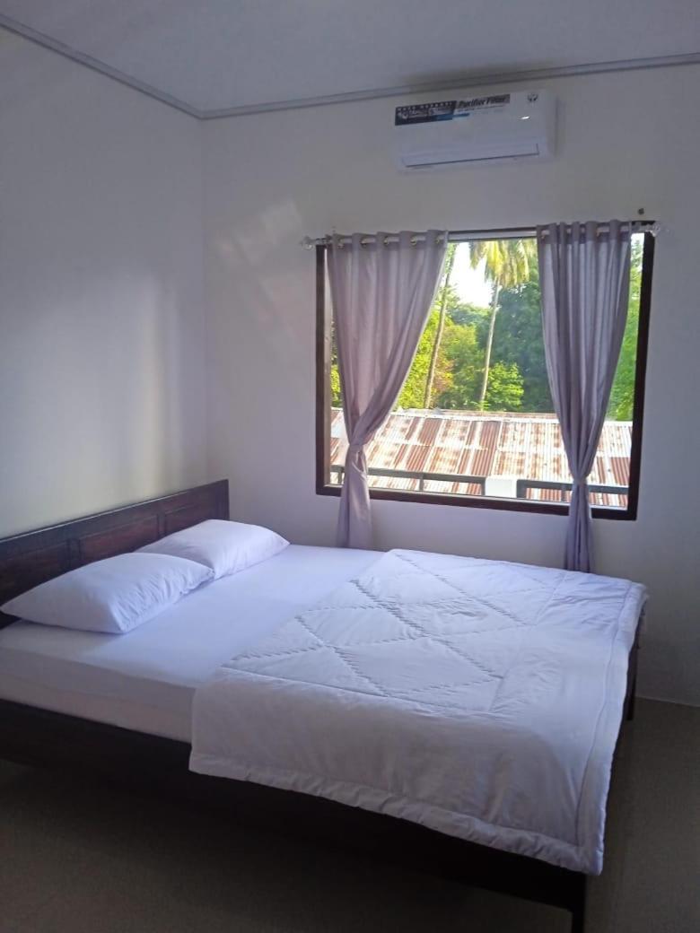 Riung Tiga Empat Tujuh Guesthouse מראה חיצוני תמונה